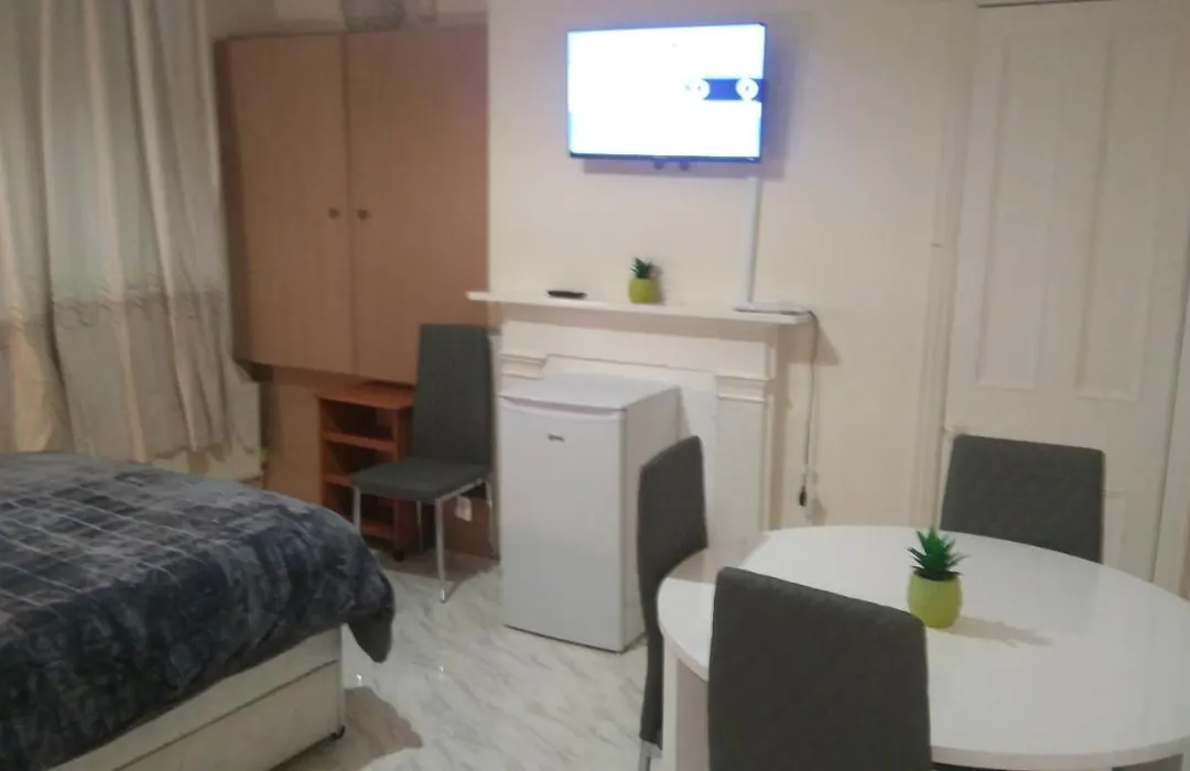 Spacious Room Near Manchester City Centre-1