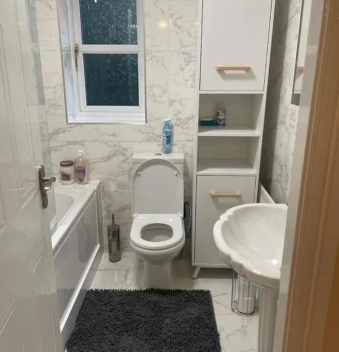 Lovely 3 Bed Short Stay-1