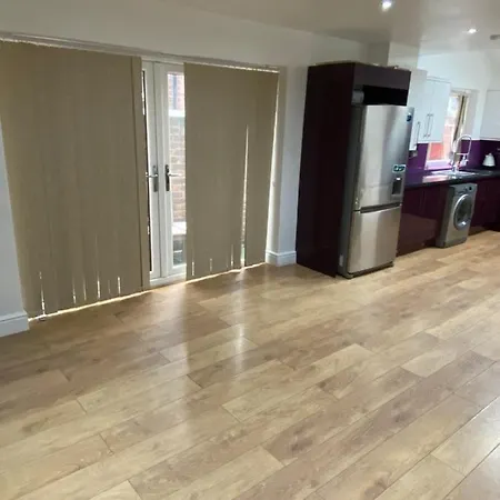 Big Room Rusholme With Tv And Private Bathroom-Parking&Wifi-2