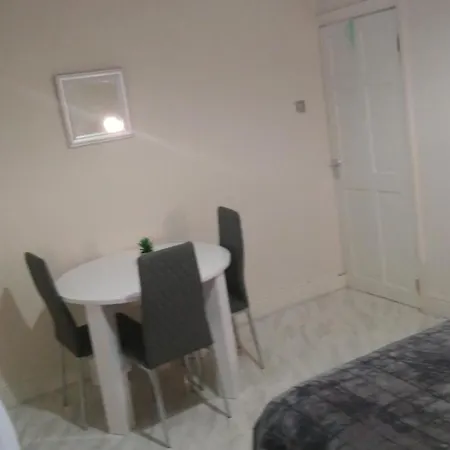 Spacious Room Near Manchester City Centre-2